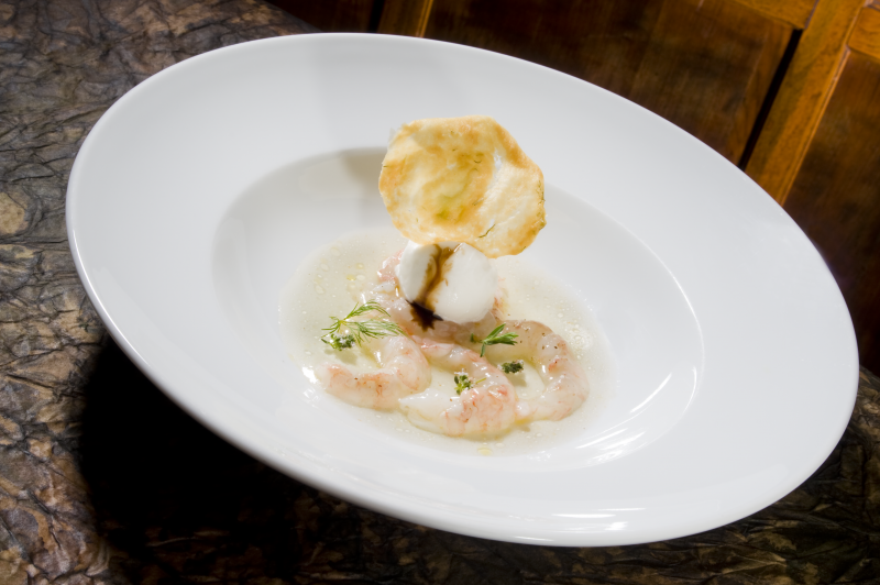 Scampi crudi con acqua di pomodoro e sorbetto di zenzero e lime