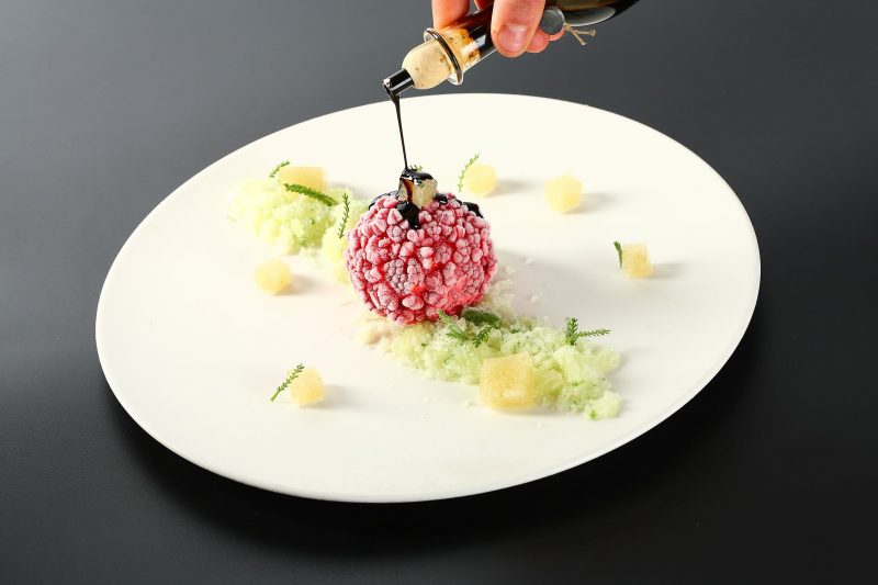 Sfera brinata ai lamponi, granita di sedano, aceto balsamico tradizionale 25 anni