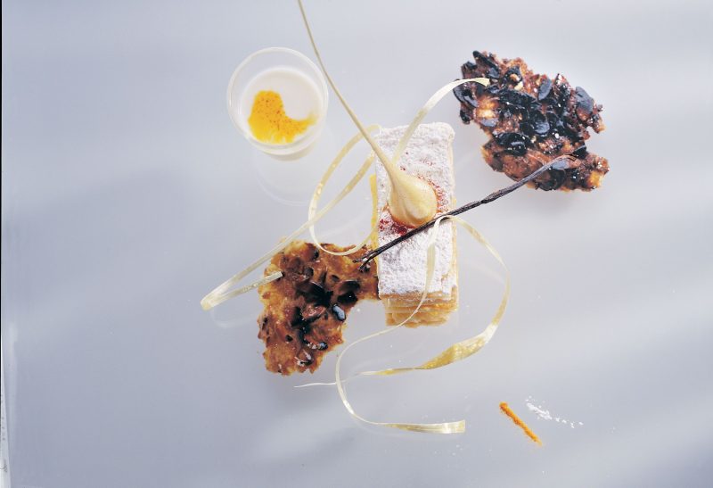 Sfoglia con crema allo zafferano e vaniglia Tahiti e latte di mandorle con lamponi