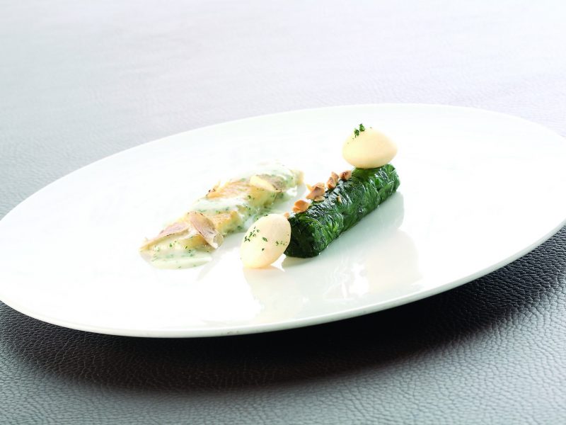 Sogliole alla mugnaia con nocciole del Piemonte spinacino e tartufo bianco