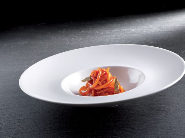 Spaghetti al sugo di peperone con acciughe salate