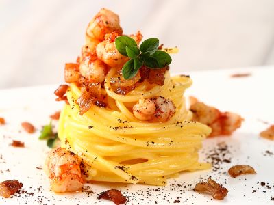 Spaghetti Alla Carbonara Di Gamberi E Caffe Piatto Di Mare Gourmet