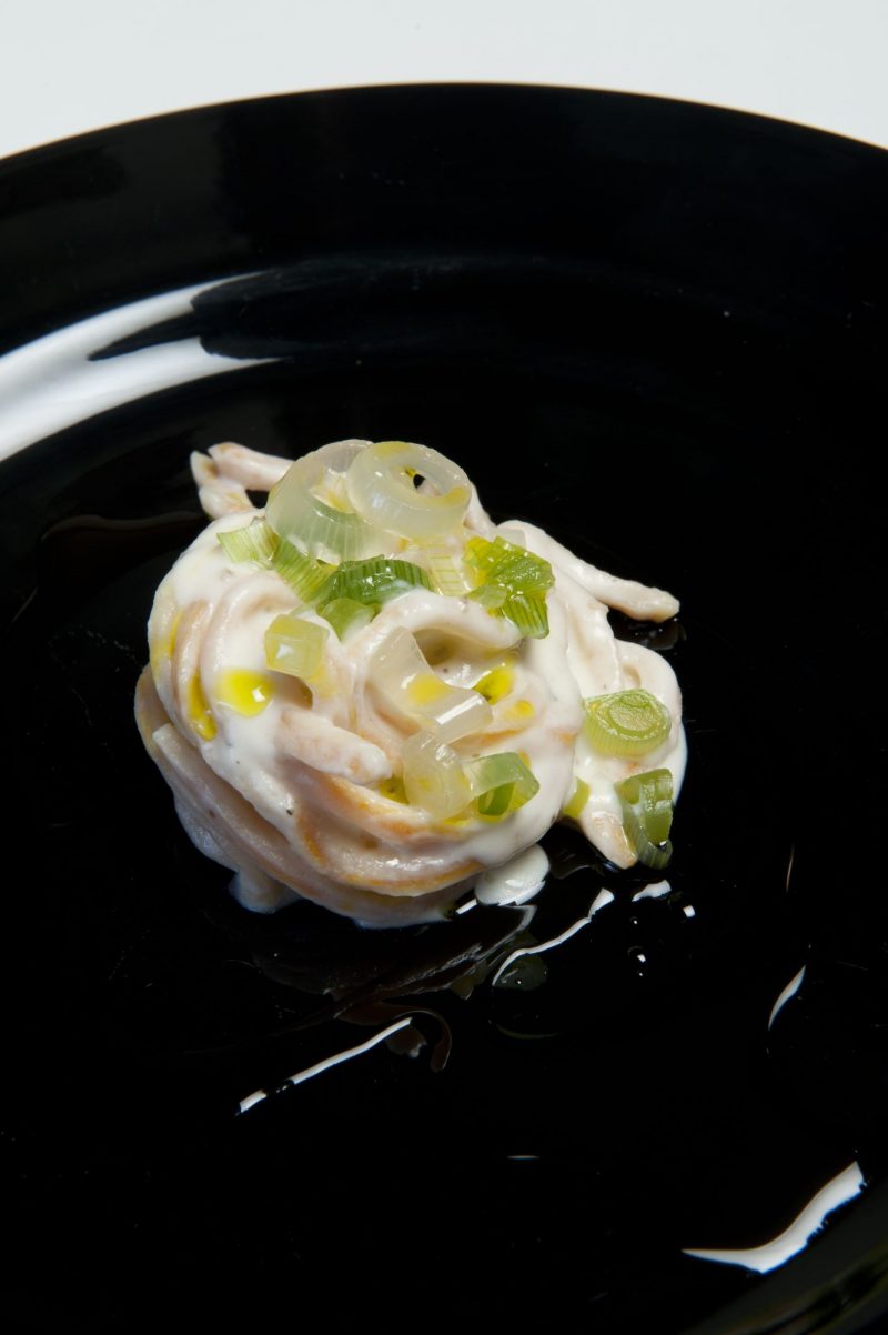 Spaghetti alla chitarra ripieni di bottarga di uovo di gallina in crema di burrata, porri glassati, olio e peperoncino