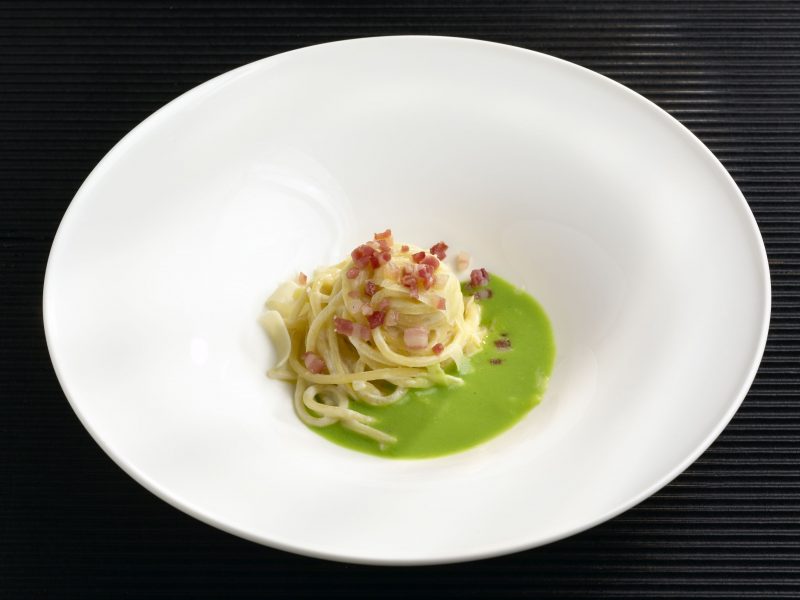 Spaghetti di farina affumicata al legno di melo, piselli crudi e ricotta fresca