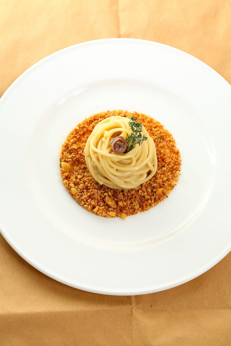 Spaghetti, pane, burro e acciughe