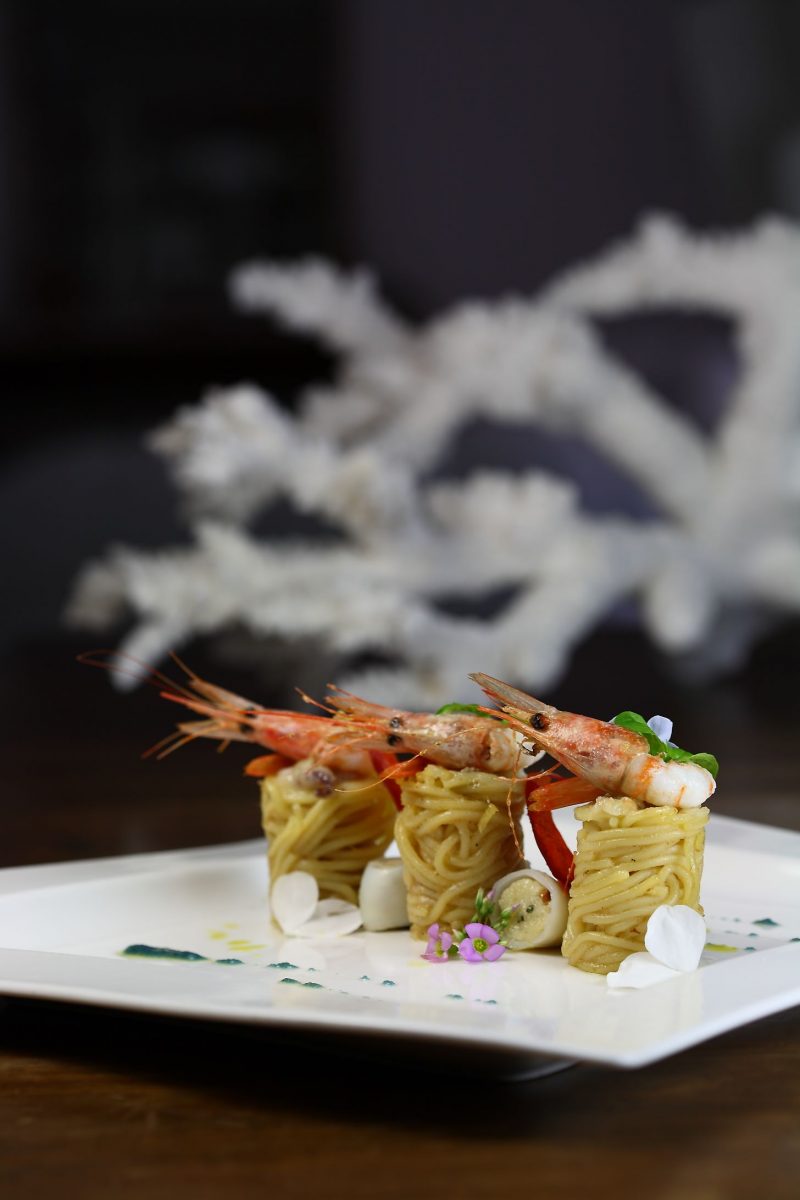 Spaghettini in salsa di gamberoni con calamaretti ripieni alla caprese