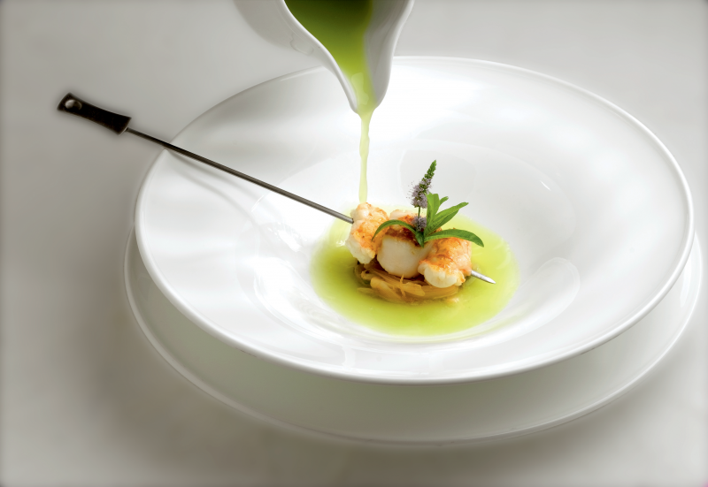 Spiedino di cappesante e scampi con cipollotto al limone, infuso di mele verdi e sedano rapa