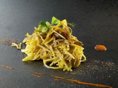 Spinosini fritti e risottati con guazzetto di canocchie, gamberi rossi di porto santo spirito e la loro maionese