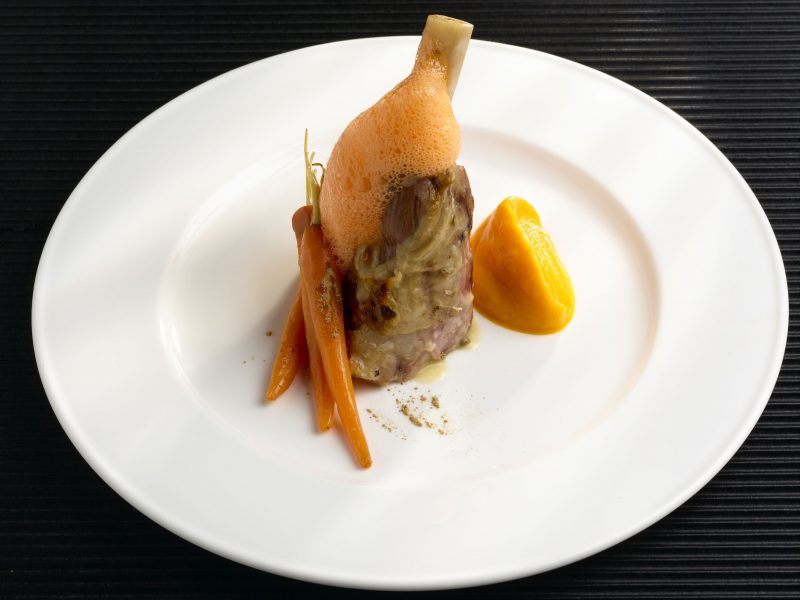 Stinco d’agnello con carote e liquirizia