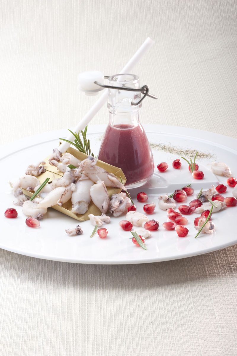 Succo di melograno, calamaretti spillo
e sale al rosmarino