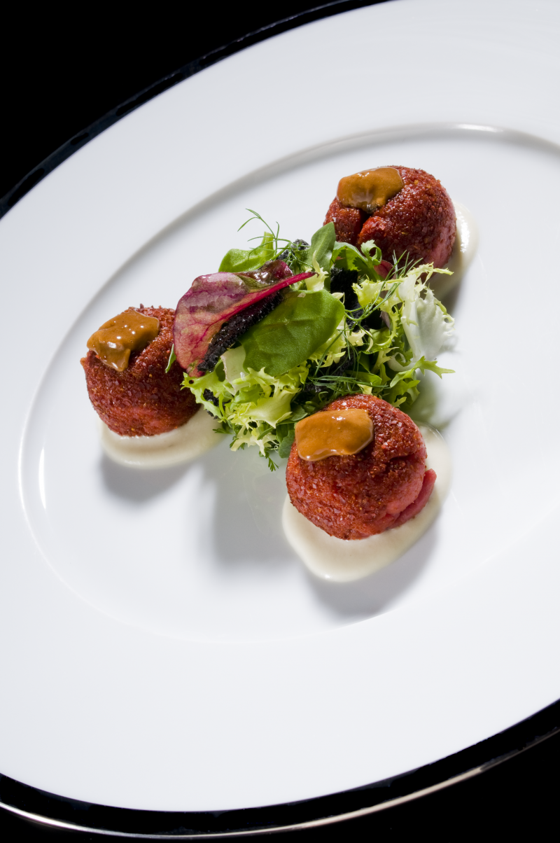 Tartare di chianina con polvere di pomodoro, ricci di mare e crema di finocchi