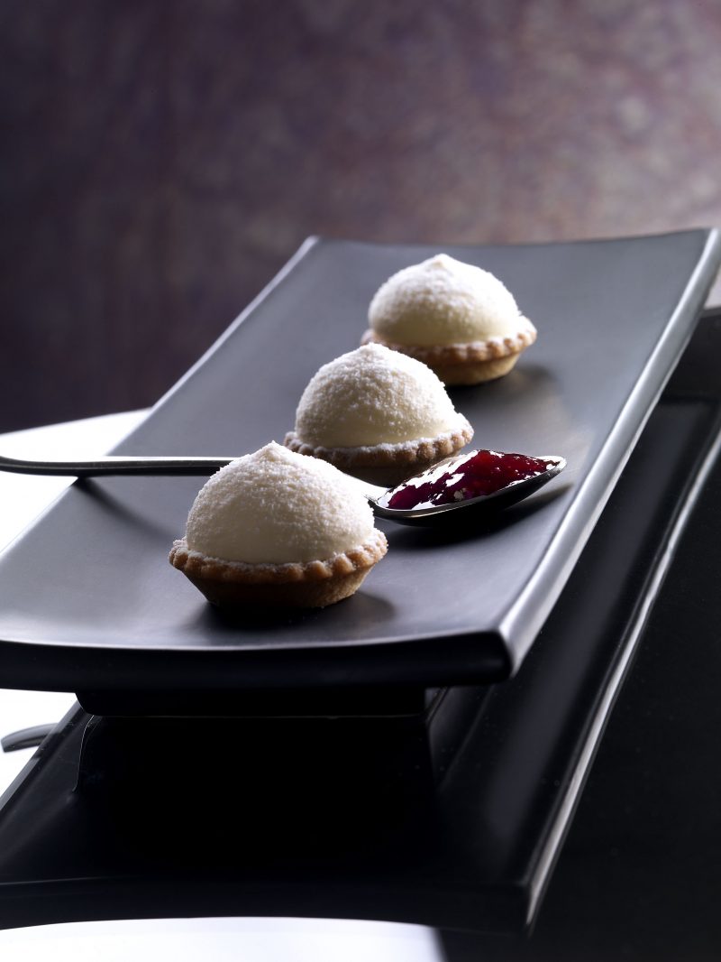 Tartelletta con confettura di lamponi e crema chantilly