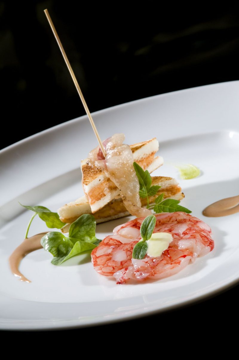 Toast con finta maionese di scampi e lardo di montagna, crudo di gambero rosso, salsa wasabi