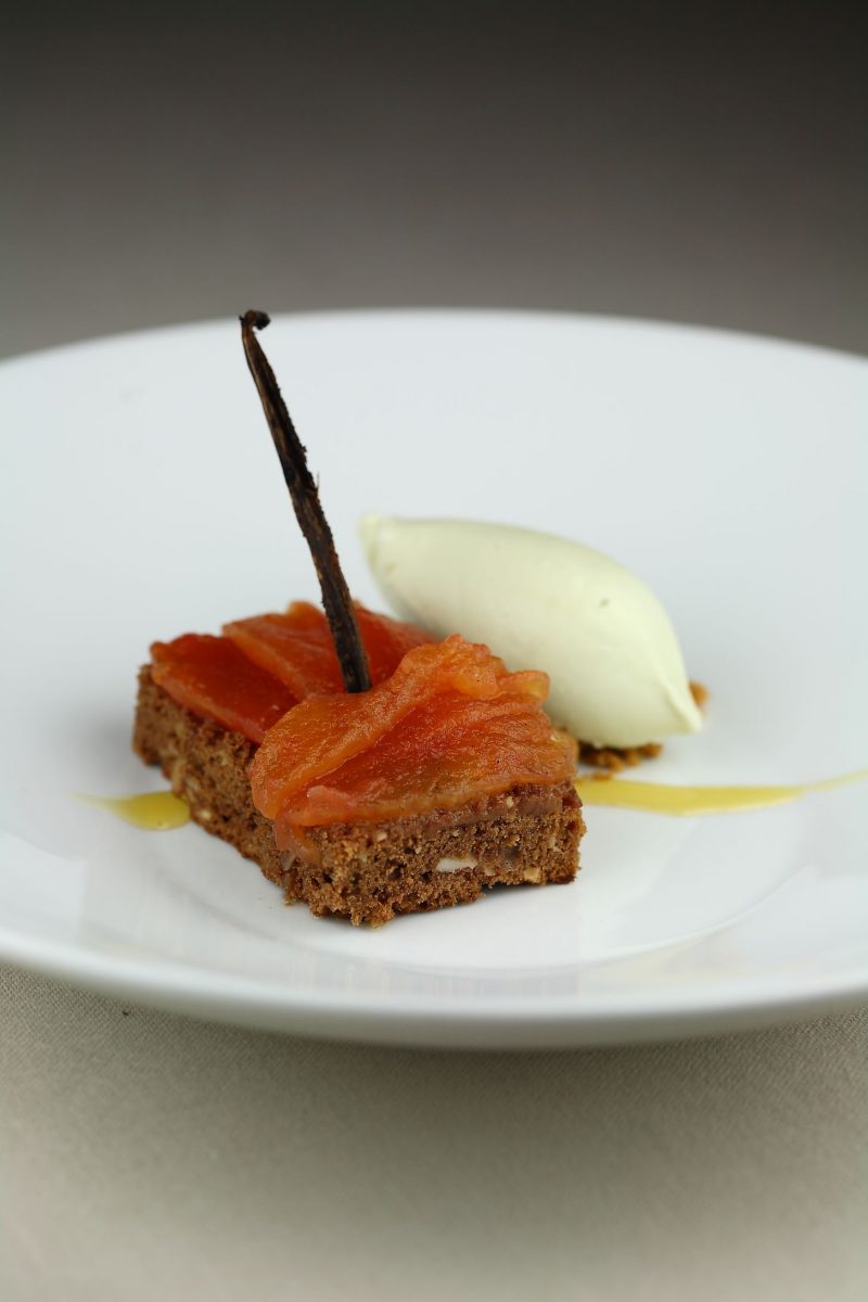 Tortino di cioccolato, pomodori confit e gelato al basilico