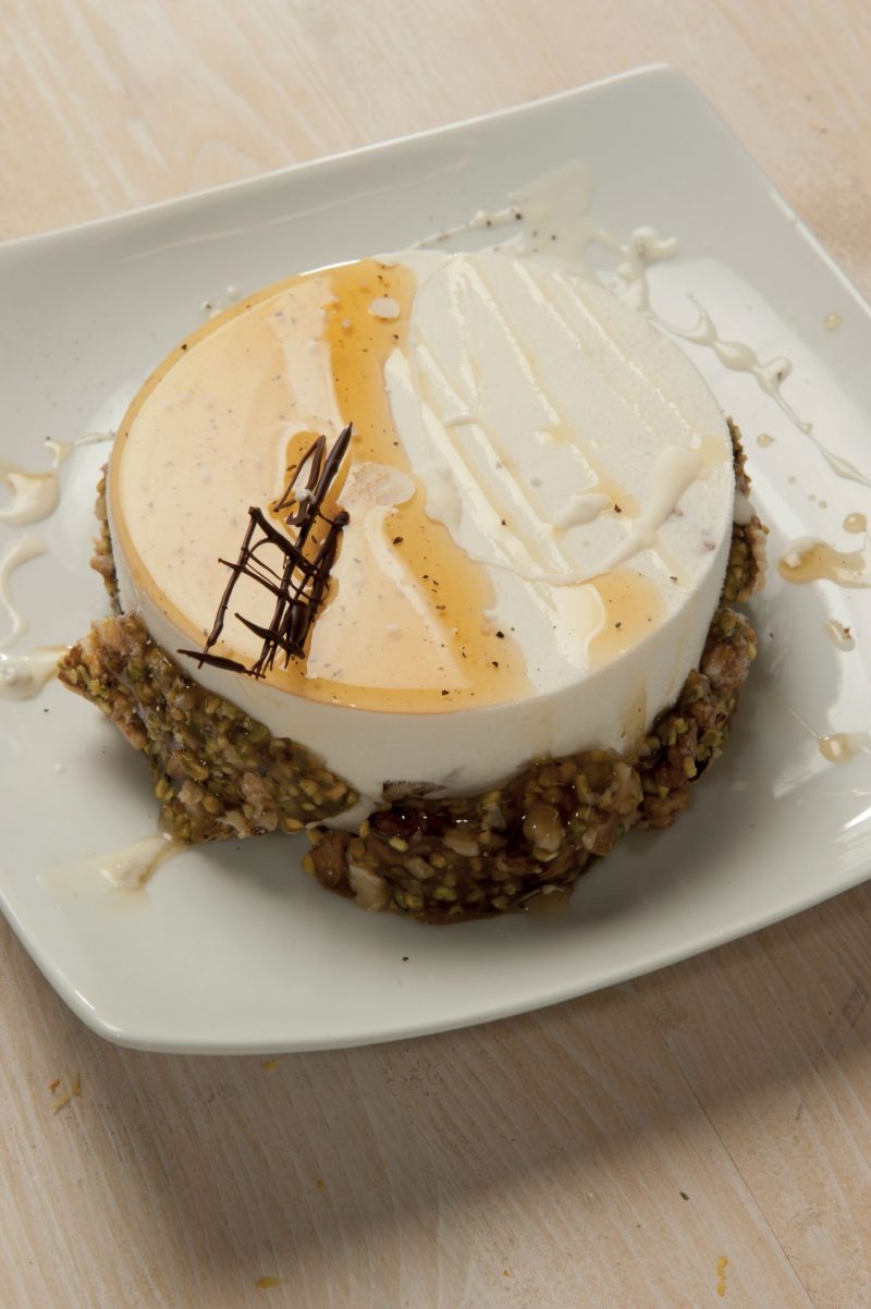Tortino mascarpone, miele e noci con salsa allo zola e croccante