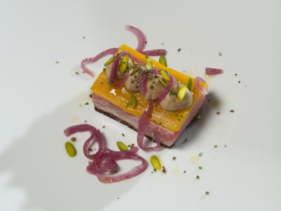 Trancio di ventresca di tonno con peperone giallo, cipolla in agrodolce, caciocavallo, melanzana e pistacchio