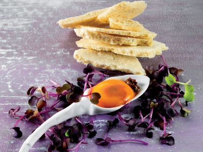 Tuorlo farcito con siringa al cioccolato, olive taggiasche e meringa di capperi
