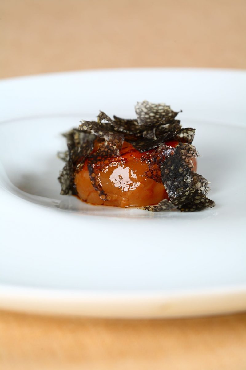 Un uovo che vorrebbe diventare mollusco,
per accogliere il caviale che crede di essere tartufo