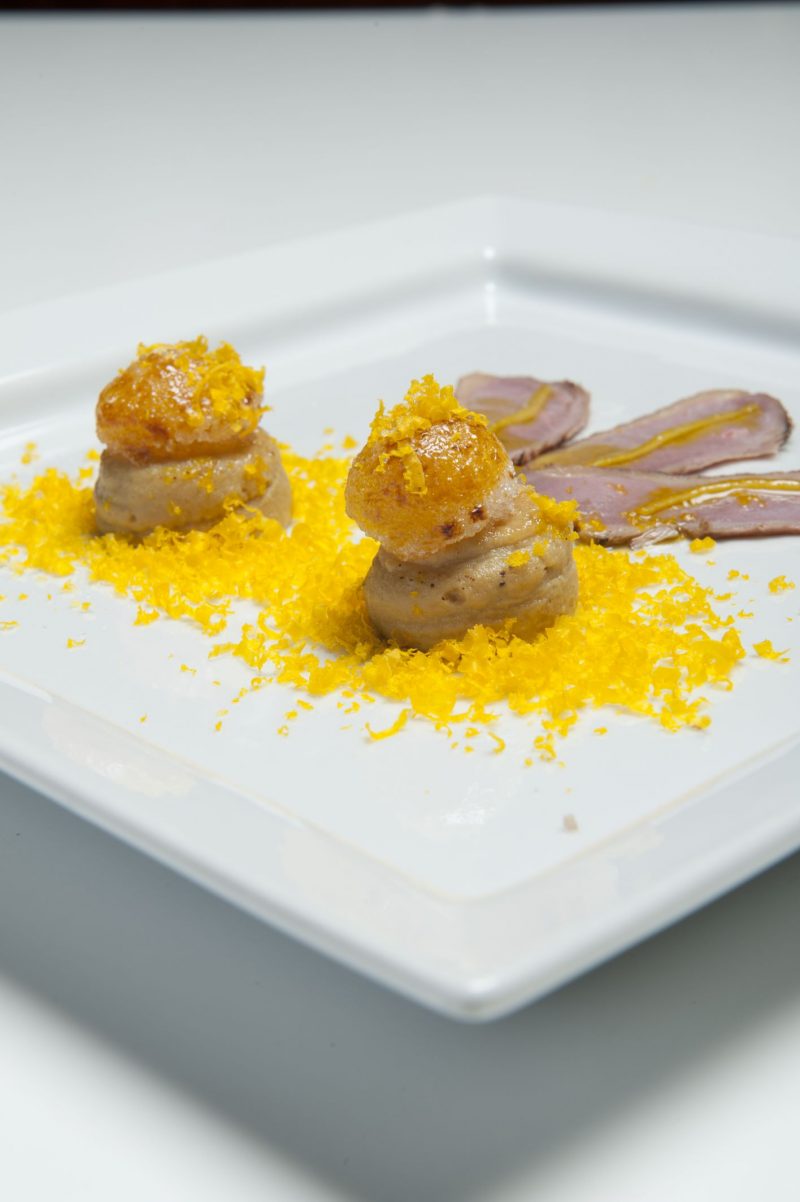 Uova di quaglia caramellate su mousse di anatra con bottarga di uovo d’anatra e anatra fredda