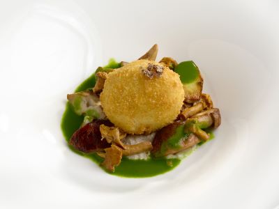 Uovo croccante con funghi, funghi e funghi