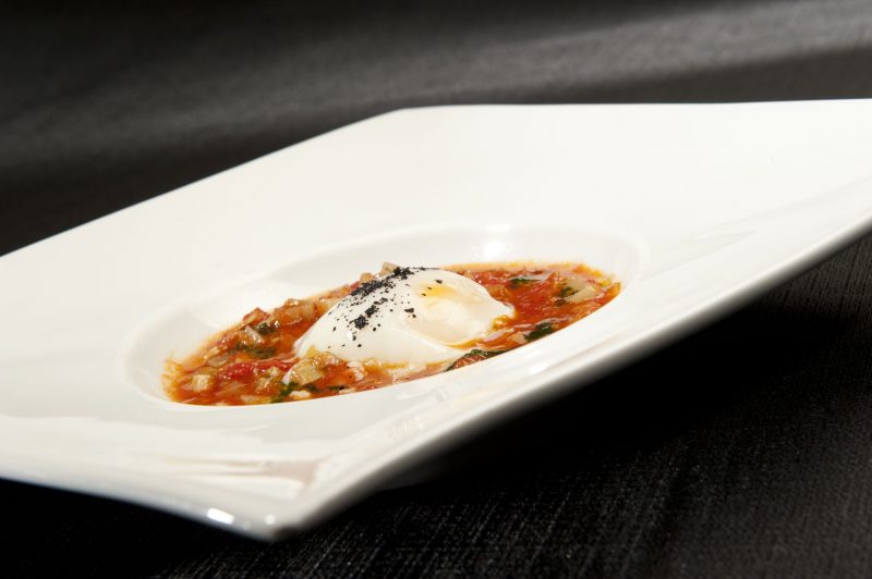 Uovo delle terme con fonduta di carciofi e sale nero
