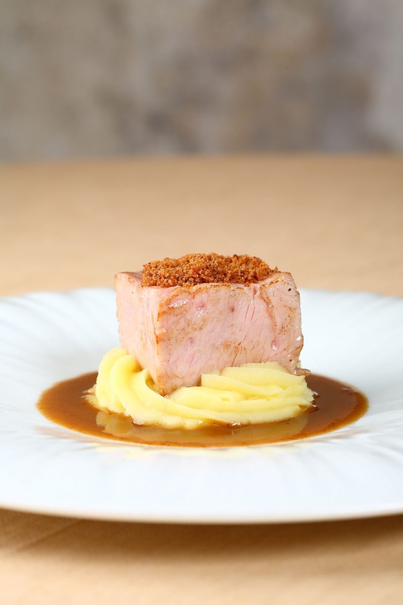 Vitello “al cubo”, demì glace al franciacorta, purè di patate al rosmarino