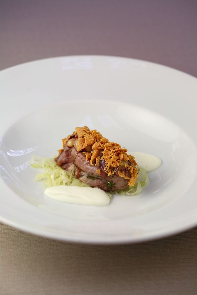 Vitello al rosa con crema di latte, lattuga al vin brulè e bottarga di tonno