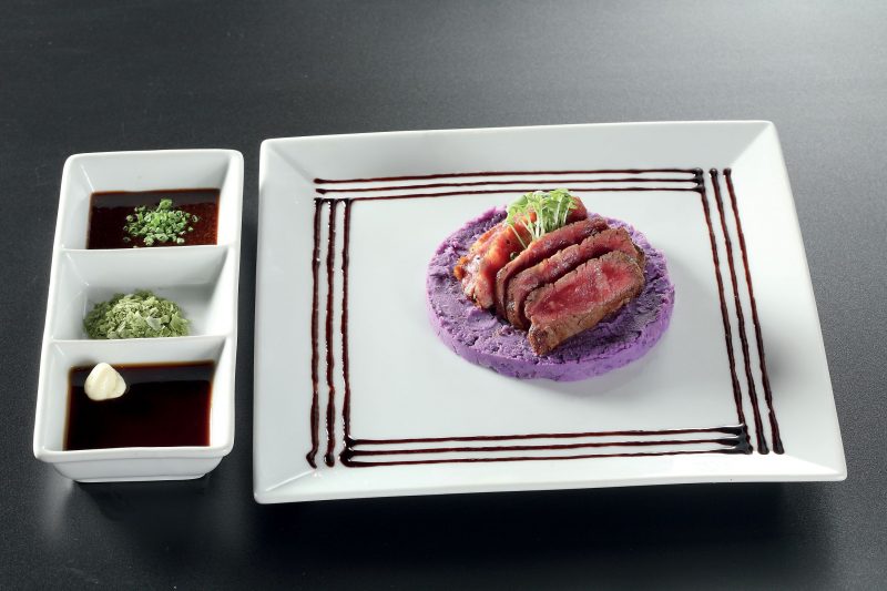 Wagyu con patate viola e tre diversi condimenti