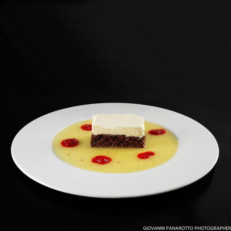 ZuccheriNoTorta soffice di malto e mirtilli con gelato di mandorle armelline e salsa di frutta, miele e vaniglia, dolce molto goloso ma senza zucchero