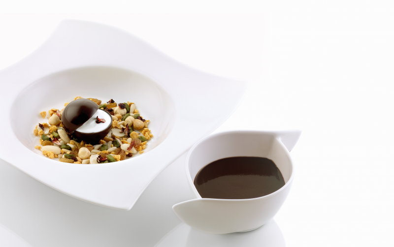 Zuppa di açai con insalata di frutta secca e yogurt al sifone