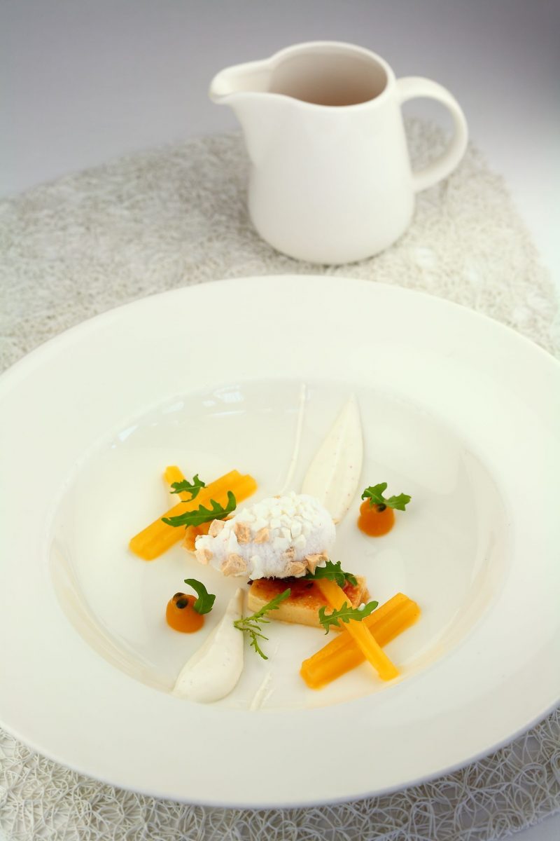 Zuppa di frutti tropicali, banana caramellata, gelato di yogurt e pepe rosa