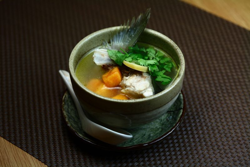 Zuppa di guancia di ricciola con papaya