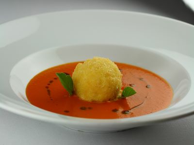 Zuppa di pomodoro con pralina fritta di ricotta