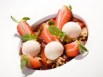 Zuppetta di fragole, zabaione gelato al porto e crumble al pepe di Sichuan