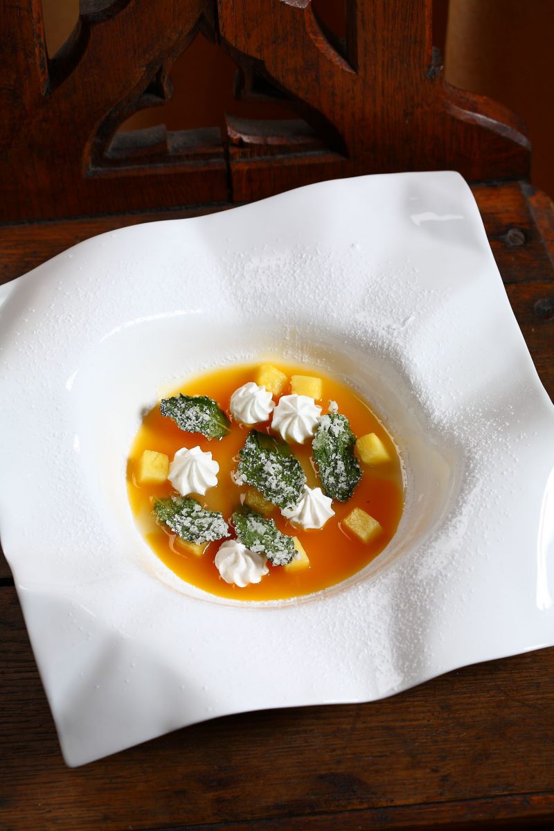 Zuppetta di frutti esotici al moscato d’asti, mentuccia candita e piccole meringhe
