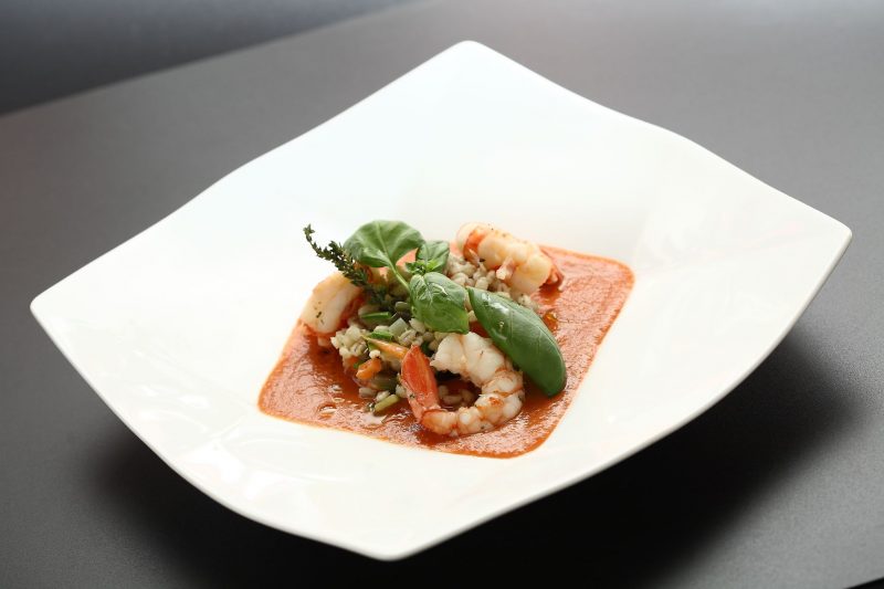 Zuppetta di pomodoro, cuore di bue con orzotto alle verdure e gamberi
