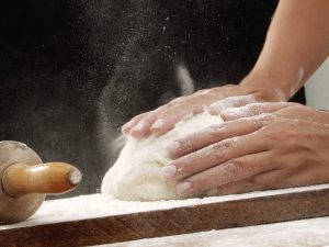Amasando masa.