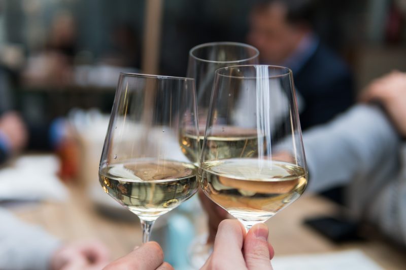6 signore delle bottiglie raccontano perché il vino è (sempre più) donna