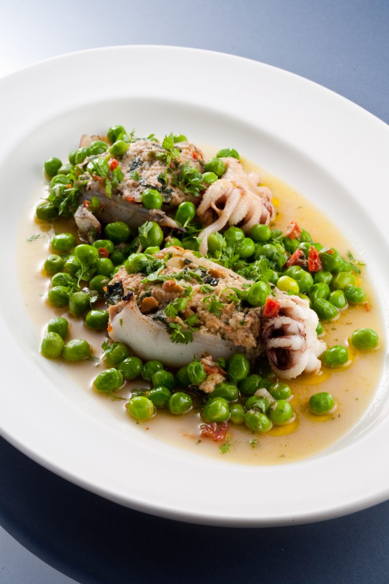 Seppie ripiene di tonno e ricotta con piselli