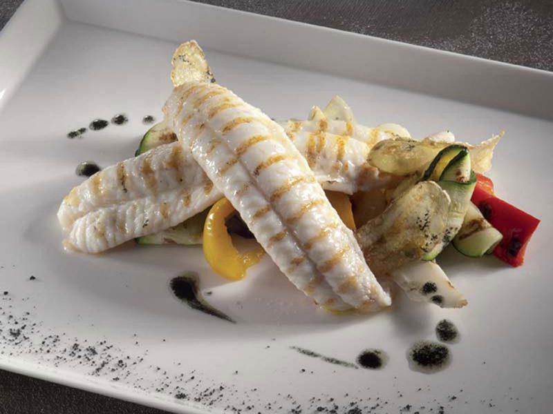 Filetti di sogliola alla griglia, verdure abbrustolite all’olio di carbonella