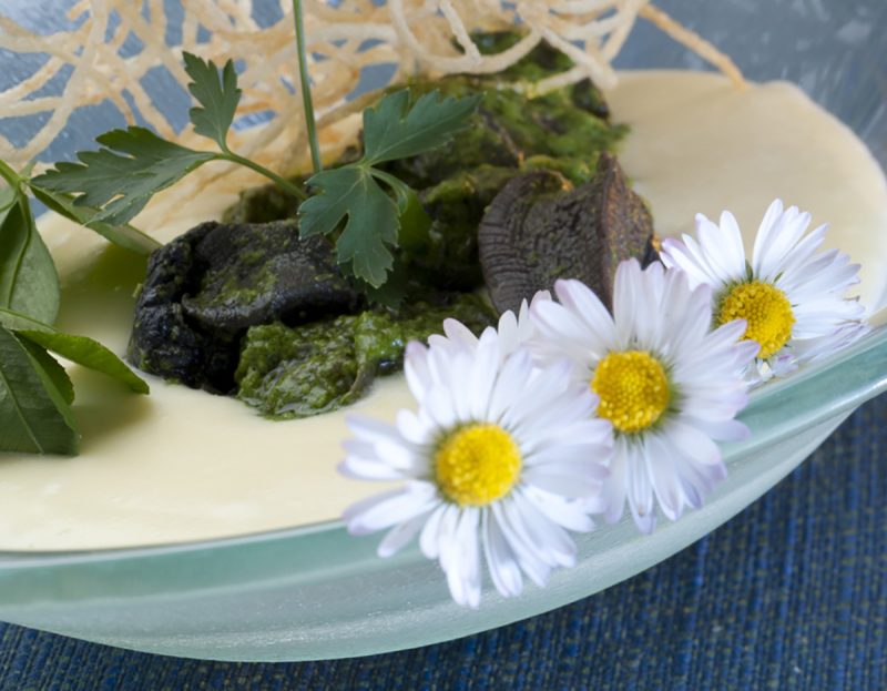 Crema di patate ratte, lumache, aglio e prezzemolo