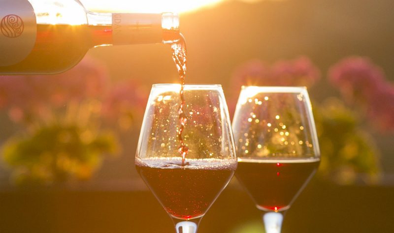 Purché sia fresco: 20 bottiglie di vino da stappare nelle serate estive