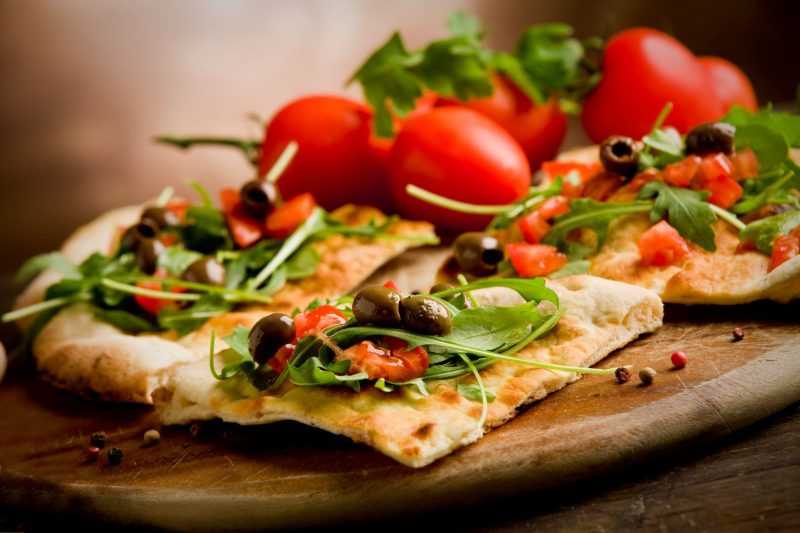 Tutto sulla Pinsa Romana, la focaccia povera che sta conquistando il palato degli italiani