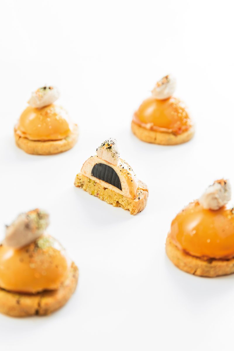 Parfait di foie gras con cuore di aceto balsamico e sablée al pistacchio