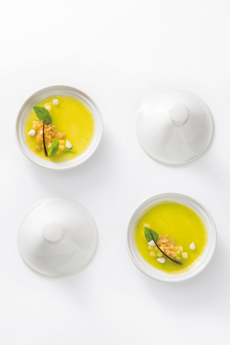 Panna cotta alla verbena e Tonka con ananas e basilico