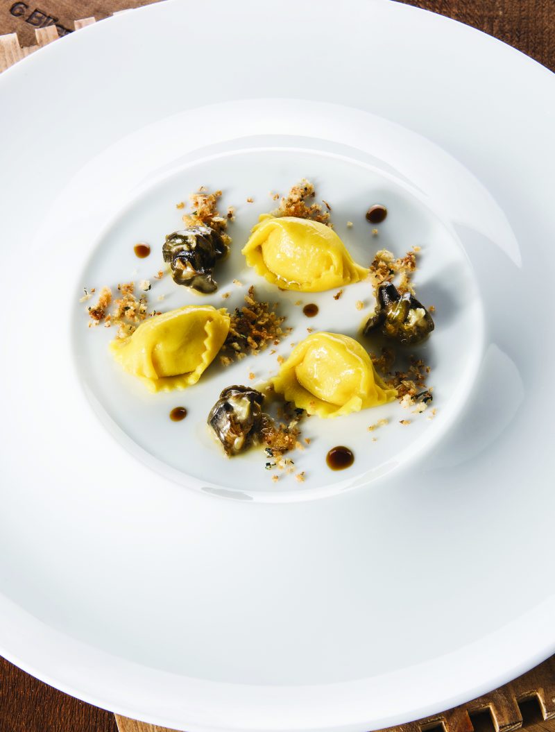 Agnolotti di polenta e intingolo di lumache con pane alle erbe
