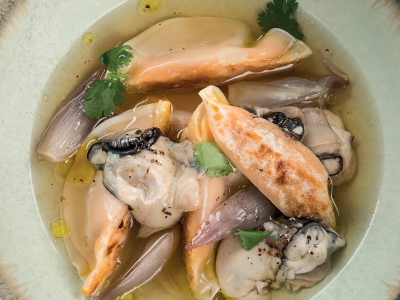 Ravioli di zucca arrosto con ostriche, scalogni e coriandolo