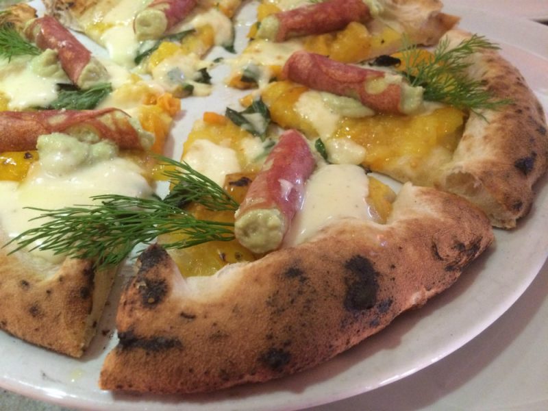 Pizza napoletana o romana? Le differenze tra le pizze italiane più famose