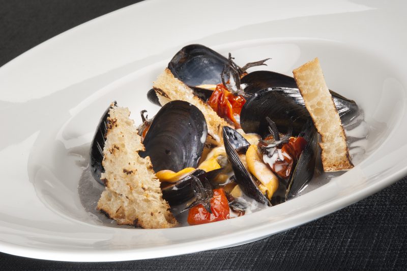 Zuppa di cozze nel latte di mozzarella nera