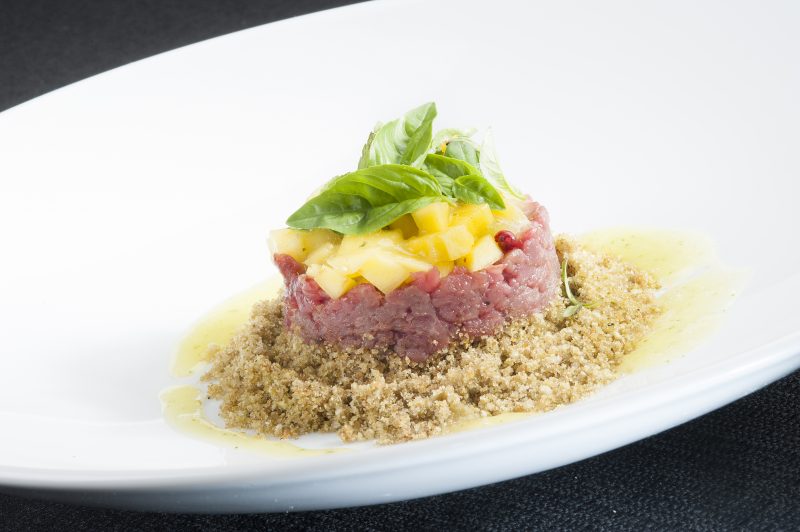 Tartare di bufalo e mango